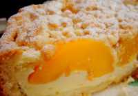 Gaisīgs un aromātisks biezpiena pīrāgs ar persikiem (fotorecepte)