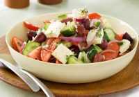 Sajūtiet vasaras pieskārienu – īstie grieķu salāti (fotorecepte)