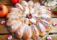 Vecmāmiņas recepte – noplēšams ābolu pīrāgs ar maigām bulciņām-ziedlapiņām (fotorecepte)