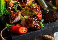 Restorāns Jūsu mājās – viegli pagatavojama glazēta cūkgaļa ar kukurūzas salātiem (fotorecepte)