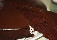 Īpašs šokolādes deserts bez olām un piena – izcili gardais „Trakais pīrāgs”