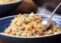 Vakariņas ir gatavas vienā acumirklī! Ķīniešu ceptie rīsi ar vistu (videorecepte)