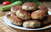 Tev vajadzēs tikai 300 g maltās gaļas, bet rezultātā iegūsi lērumu sulīgu un garšīgu kotlešu! Tev vajadzēs tikai 300 g maltās gaļas, bet rezultātā iegūsi lērumu sulīgu un garšīgu kotlešu!
